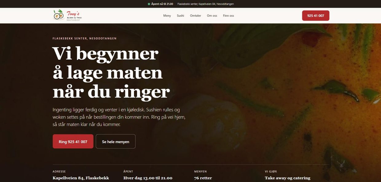 Forsida til tonyssushi.no med overskriften Vi begynner å lage maten når du ringer, over et bilde av thaisuppe.